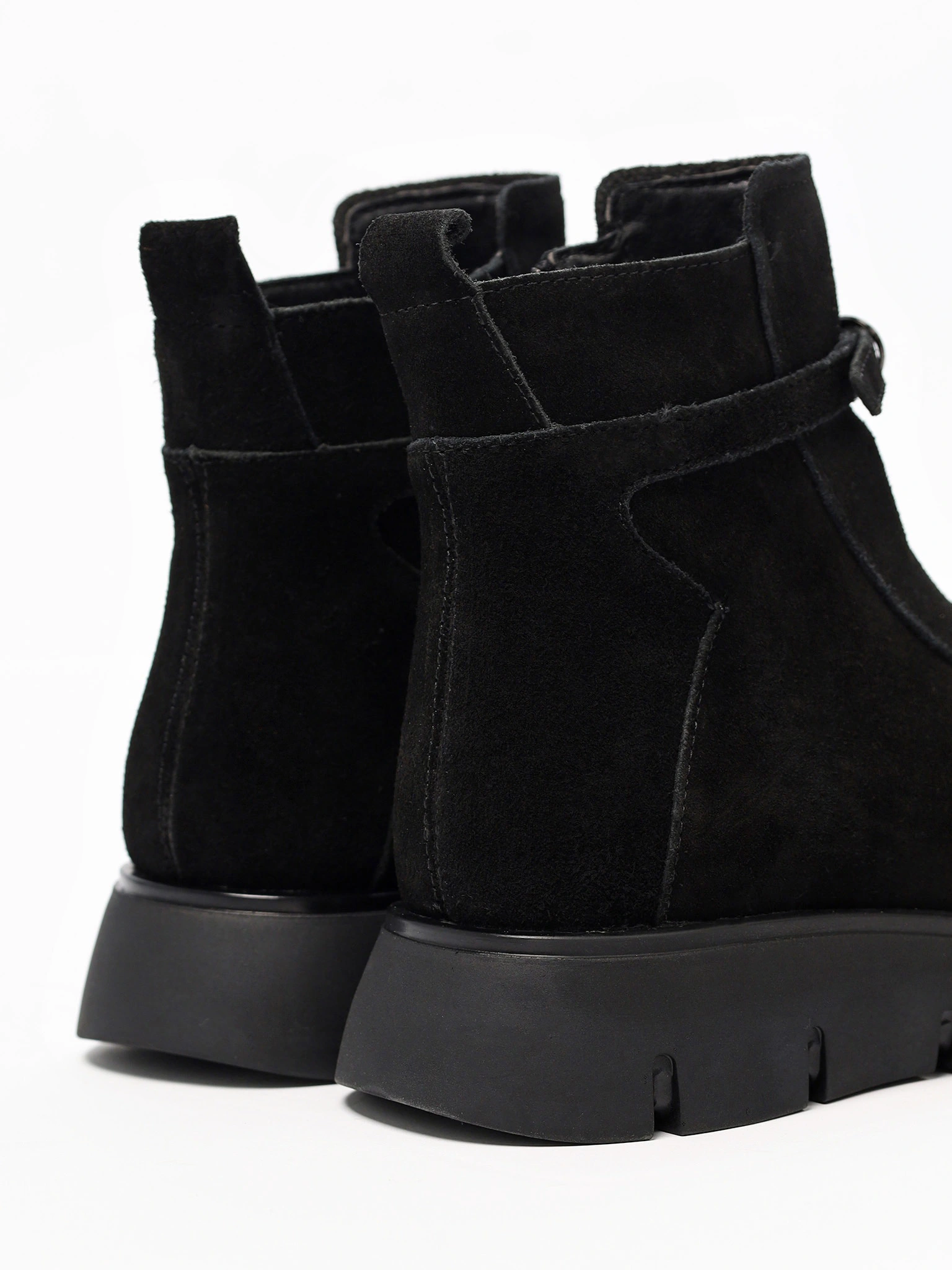 Ботинки черного цвета на высокой платформе